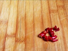 小红椒切成小段。