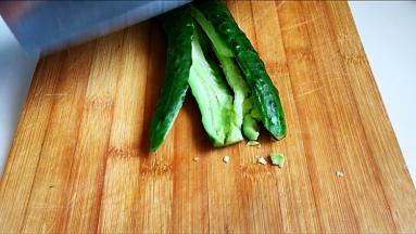 黄瓜用刀拍几下。