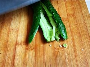 黄瓜用刀拍几下。