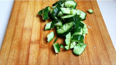 再切成小块，这样更容易入味。