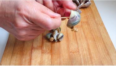 海螺冷水入锅，煮开后一分钟，马上捞出，煮熟的海螺肉，很容易就能取出完整的螺肉。