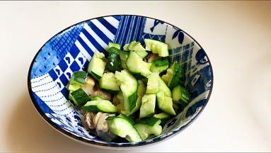 切好的黄瓜块一海螺肉放入搅拌碗中。