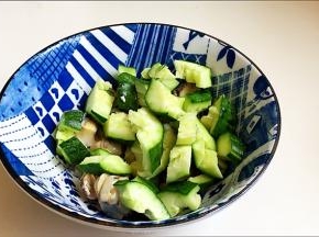 切好的黄瓜块一海螺肉放入搅拌碗中。