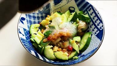 香油加热，淋在蒜泥上，搅拌均匀，鲜香微辣的开胃小拌菜就好了。