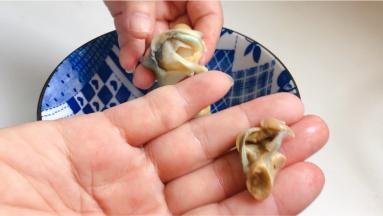 海螺煮熟，挑出螺肉，去掉苦胆、胃。