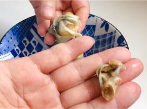 海螺煮熟，挑出螺肉，去掉苦胆、胃。