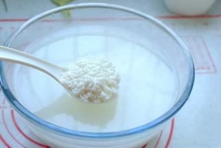 准备好所需要的食材。先把圆粒糯米清水清洗两遍，然后至少浸泡2小时以上。没有经过浸泡的糯米吃起来和大米一样，不够粘糯，口感差了很多。