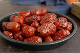 大红枣清洗干净就好，不需要浸泡。用水泡过的大枣会软烂，口感不好。