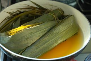 粽子叶清洗干净，开水煮30分钟关火，原汤中浸泡，不用取出来。这个就是包粽子的小窍门之一了，粽子叶开水煮30分钟，一是可以给粽子叶消毒杀菌，二是为了让粽子叶“听话”，经过水煮、浸泡后的粽子叶，弯折自如，非常柔软，用着得心应手。