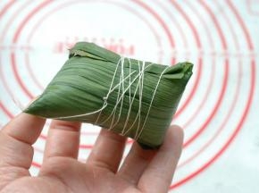 用粽子绳把它“五花大绑”就好了，我用的是家里的白线，不管什么，只要无毒无害能绑住粽子不漏米就行了。