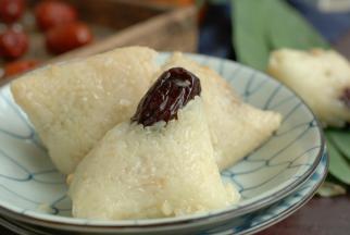 街坊四邻都来跟着老妈学习包粽子，老妈这方法简单实用一学就会。