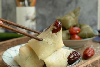 我用老妈教给我包粽子的这几个小方法，教会了婆婆、教会了邻居，教会了好多朋友，她们都说这样包粽子既简单又不会漏米，又香又糯特好吃。如果你也是粽子小白，那就来试一试吧！用我的方法保你做出香甜好吃不漏米的粽子。