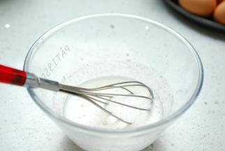 先来制作蛋黄糊。我用的是“后蛋法”制作蛋黄糊，有的小伙伴不理解，会说这个步骤做错了，其实没错的，“后蛋法”做蛋糊，会让蛋糕更细腻，更柔润。牛奶60克、玉米油35克放在一起，用手动搅拌器混合均匀，充分乳化至浓稠的白色状态。