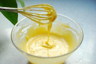 “Z”字形搅拌均匀，图中是搅拌好的蛋黄糊的状态，浓稠度合适，能够顺利流淌。