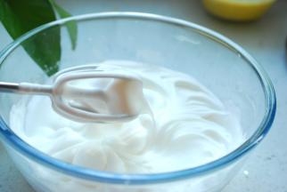 现在来打发蛋白，蛋白内分成3次加入细砂糖，出现鱼眼泡时加入第一次，蛋白糊变细腻时加入第二次，蛋白出现细腻的纹路时加入第3次细砂糖，继续打发至拉起打蛋器，出现大弯勾状态就好了。