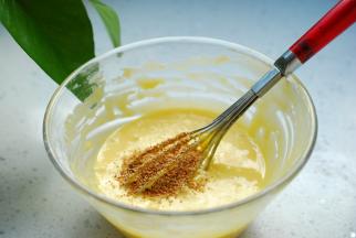 再加入柠檬皮屑，我这个柠檬屑是干的，你也可以加入新鲜的柠檬皮，味道更好。