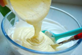 取出三分之一的蛋白加入到蛋黄糊中，翻拌均匀后，倒回蛋白盆内。翻拌，记住一定要是翻拌哦，不能随意搅拌的，会让蛋白消泡的。