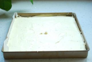 烤盘铺上油纸，拌好的蛋糊倒入烤盘中，放入提前预热好的烤箱中，上下火175度烘烤18分钟就好了。