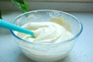 再次翻拌均匀，翻拌好的蛋糊状态是细腻而稠厚的，挑起蛋糊，呈缎带一样滴落就好了。