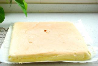 烤好的蛋糕取出来，趁热撕开四周的油纸，另取一张干净的油纸，盖在蛋糕表面，取下背面的油纸，蛋糕晾至手温后，趁温热卷起来，放入冰箱冷藏定型。2小时后取出来切成块就好了。