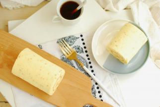 这个蛋糕卷最适合夏天吃了，清心爽口不上火，松软香甜吃不够。儿子最喜欢这清心柠檬味蛋糕卷了，每次做一条，不吃大半个不罢休。