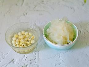 首先将莲子与银耳冷水泡发。(莲子需要提前泡2小时以上)