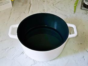 锅中加入纯净水。