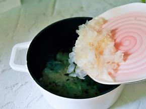 加入处理好的银耳。