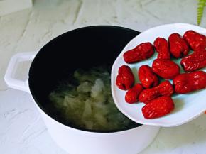 再加入红枣与泡好的莲子。