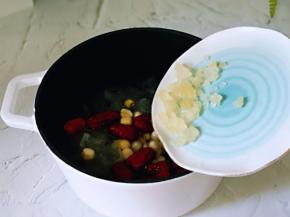 加入冰糖。(冰糖的量可以根据个人口味增减)