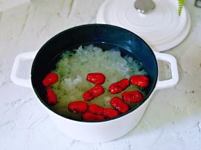 将所有食材放入珐琅锅中。