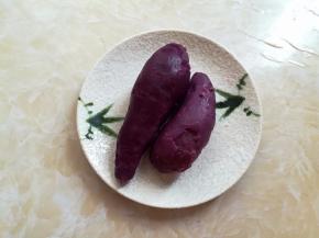 紫薯清洗干净，放入电饭锅里煮熟，剥掉紫薯皮