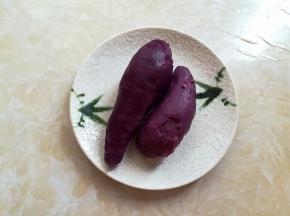 紫薯清洗干净，放入电饭锅里煮熟，剥掉紫薯皮