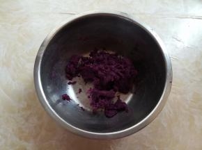 紫薯用勺子压碎成紫薯泥，尽量的压碎一些