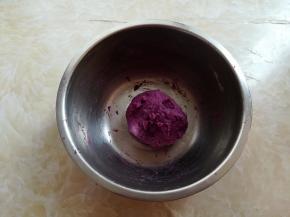 紫薯泥和面粉混合到没有干面粉，如果面团干了就加一点水，面团湿了就多加一点点面粉。紫薯本身有甜度，口味偏点的朋友可以适量的加一点糖