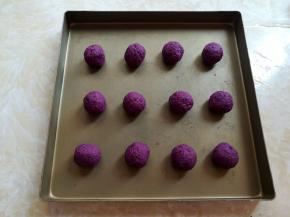 紫薯面团每个大概17克，分成12个，稍稍揉圆一点，没有电子秤的话，就看着分好了