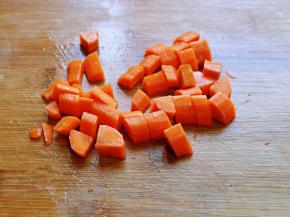 胡萝卜去皮切丁。