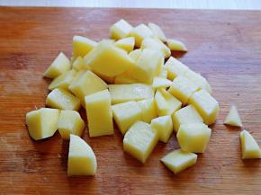 土豆去皮切丁。