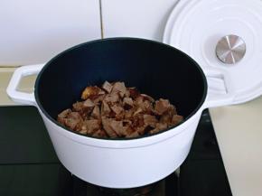 起油锅，加入切好的牛肉。