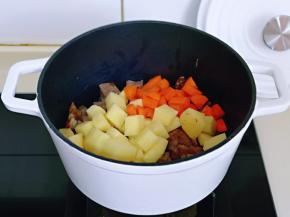 加入切好的土豆丁与胡萝卜丁。