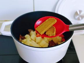 加入咖喱块，咖喱量根据个人口味增减。