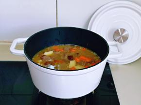 加入没过牛肉的纯净水。