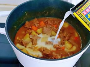 15分钟后汤汁变得浓稠，这时加入椰汁。