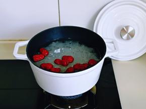 将煤气开大火。