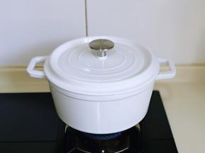 盖上盖子烧开，再转小火慢熬30分钟左右。