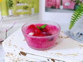 红心火龙果去皮切小块，加入银耳羹中。