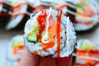 用刀沾水把寿司切开，挤上沙拉酱和蕃茄酱。超级好吃哦～