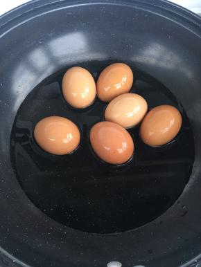 将鸡蛋清洗干净，冷水下锅大火煮开5分钟即可。