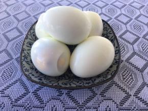 把煮熟的加蛋去掉外皮。