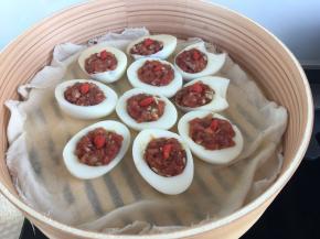 把装好肉馅的鸡蛋放到蒸笼中，每个鸡蛋中放上枸杞子，增加美观，丰富营养。